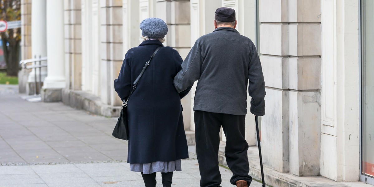 13. emerytura należy się wszystkim osobom uprawnionym, w równej kwocie. Pierwszy raz była wypłacona w 2019 roku w wysokości 1100 złotych brutto. W 2020 roku wysokość świadczenia wynosiła 1200 złotych brutto