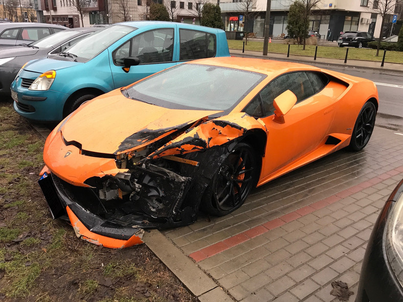 Kierowca Lamborghini uciekł z miejsca zdarzenia