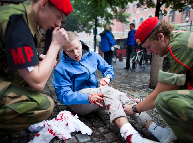 Pomoc rannym po eksplozji w Oslo