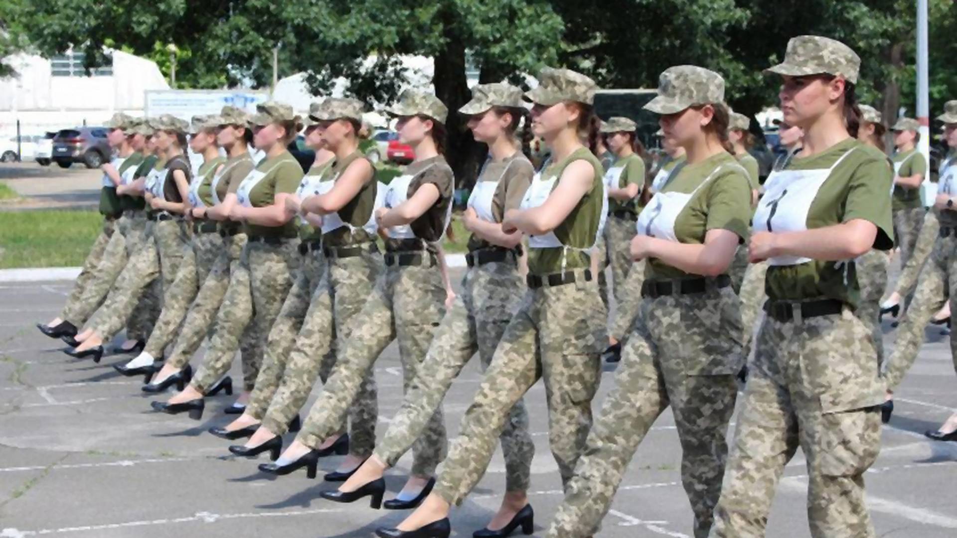"Idiotyczne". Ukraińskie żołnierki zmuszone do maszerowania w obcasach