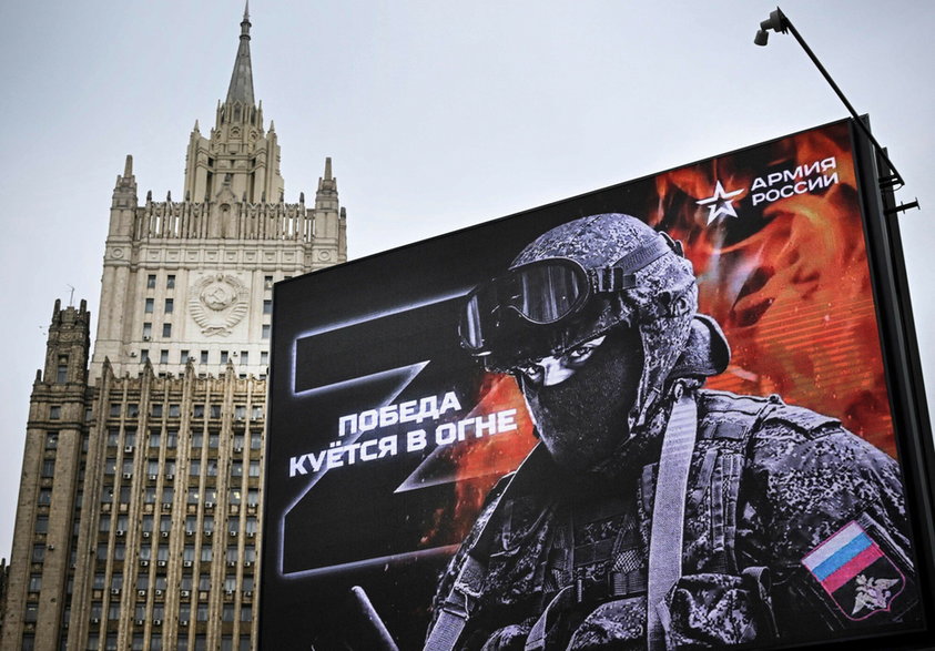 Budynek MSZ Rosji za billboardem przedstawiającym literę  Z - symbolem wojsk rosyjskich w Ukrainie 