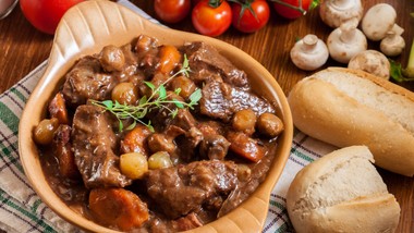 pyszny obiad na niedzielę. podajemy przepis, ty gotujesz. krucha wołowina po burgundzku