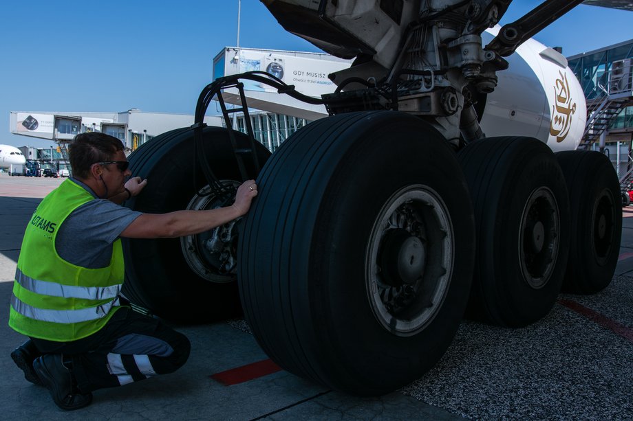 Po wylądowaniu samolotu, sprawdzany jest stan opon. B777 ma 12 kół w podwoziu głównym i 2 w podwoziu przednim