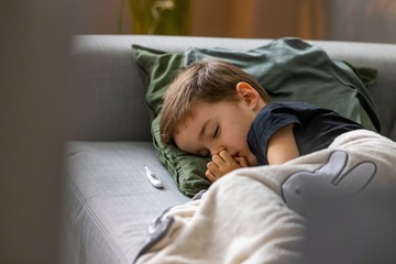 Kisfiamnak magas láza és kiütései vannak - elképzelhető, hogy skarlátos? Az orvos válaszol