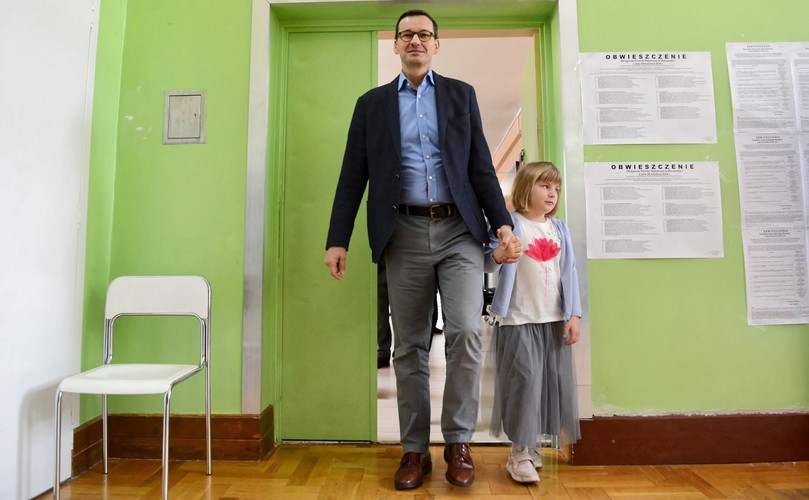 Premier Mateusz Morawiecki z córką, podczas głosowania w lokalu wyborczym w Szkole Podstawowej numer 205 w Warszawie