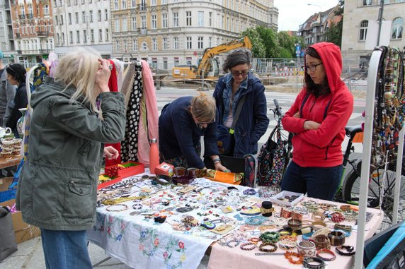 Przed CK Zamek odbyła się Poznańska Garażówka na rzecz osób z doświadczeniem uchodźczym fot. Codzienny Poznań / S. Toroszewska