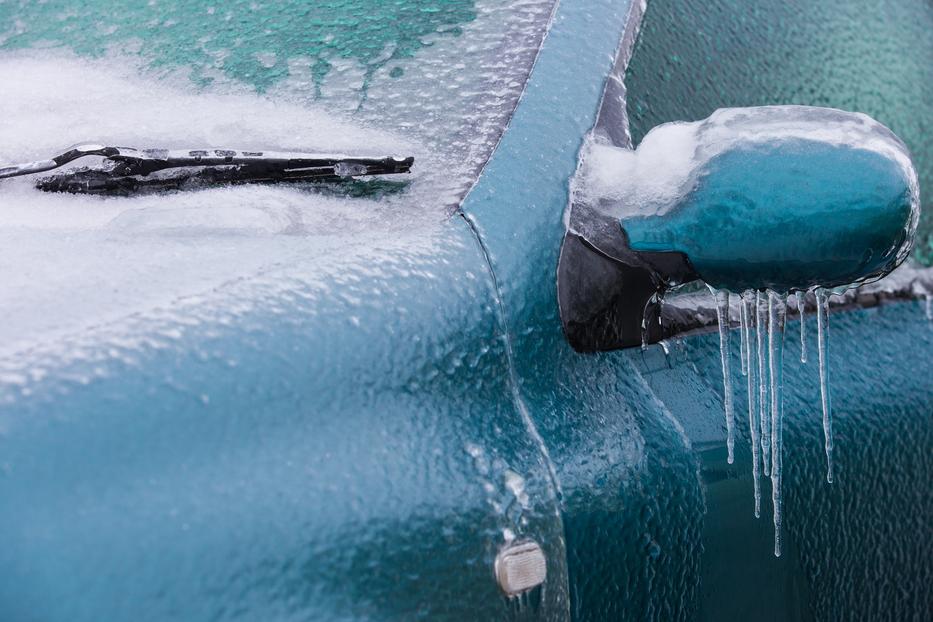 Senki nem szereti kapargatni a jeges szélvédőt Fotó: iStock