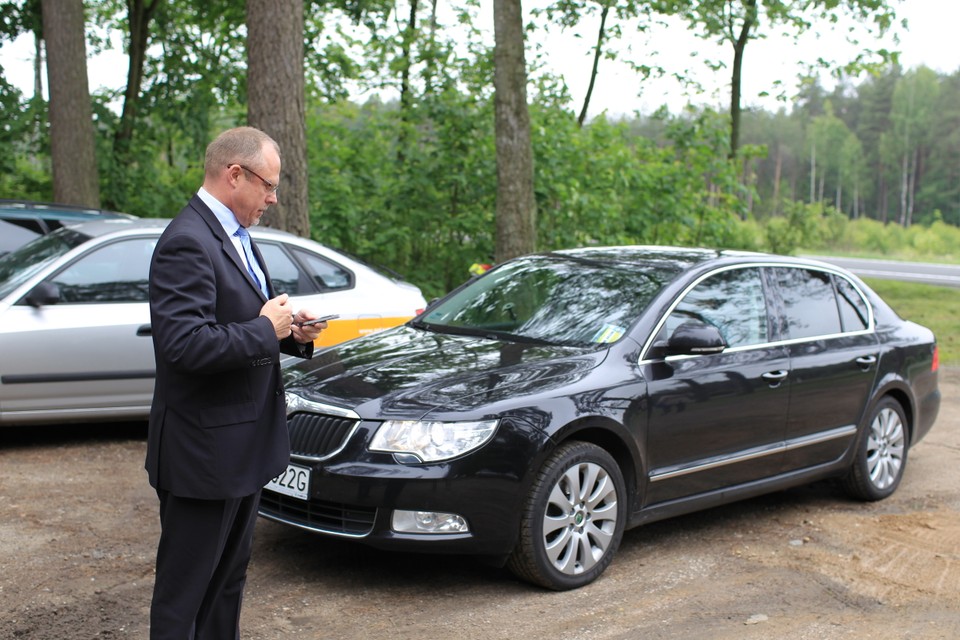 Marszalek Jacek Protas przy swoim służbowym samochodzie (Skoda Suberb)