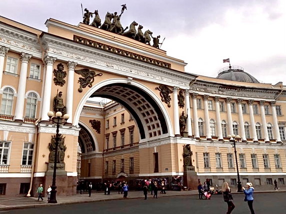 Gmach Sztabu Głównego o fasadzie w kształcie łuku długości 580 m, usytuowany na placu Pałacowym, naprzeciw pałacu Zimowego. Budynek został zaprojektowany w stylu empire przez rosyjskiego architekta pochodzenia włoskiego Carla Rossiego. Prace budowlane trwały w latach 1819-1828. 