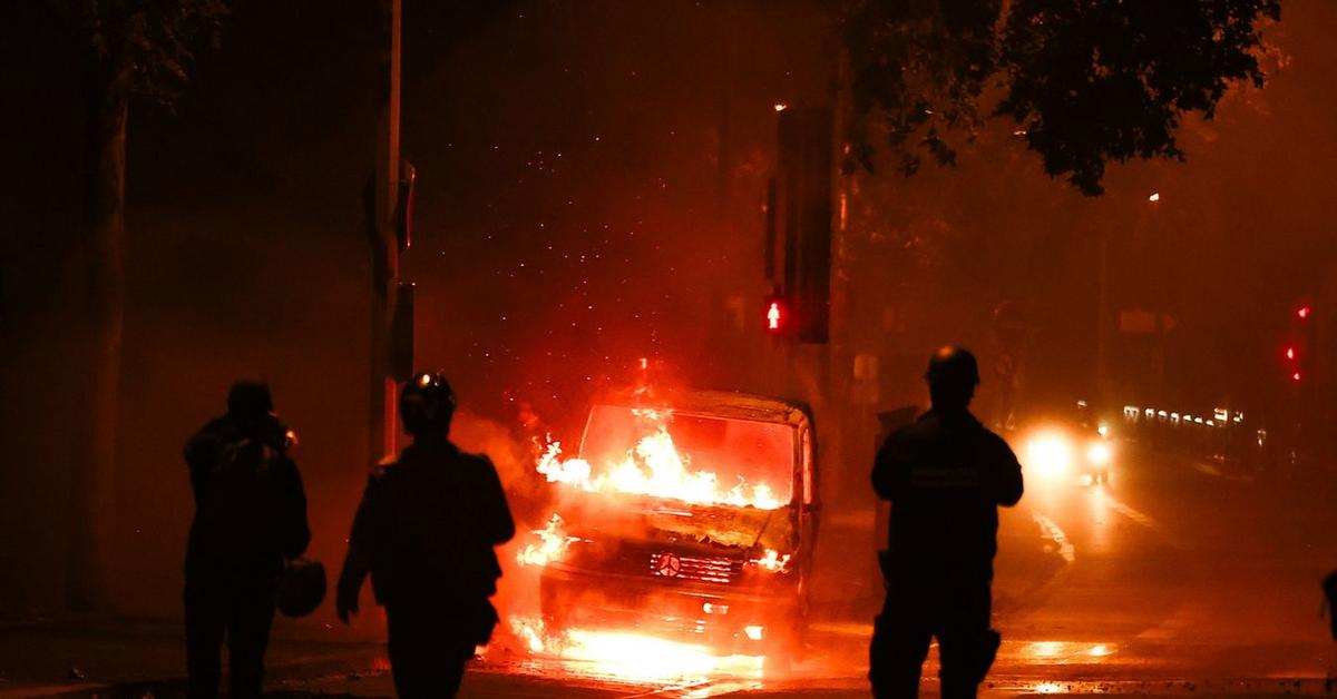 Émeutes nocturnes en France : 79 policiers ont été blessés.  1 350 voitures ont été incendiées