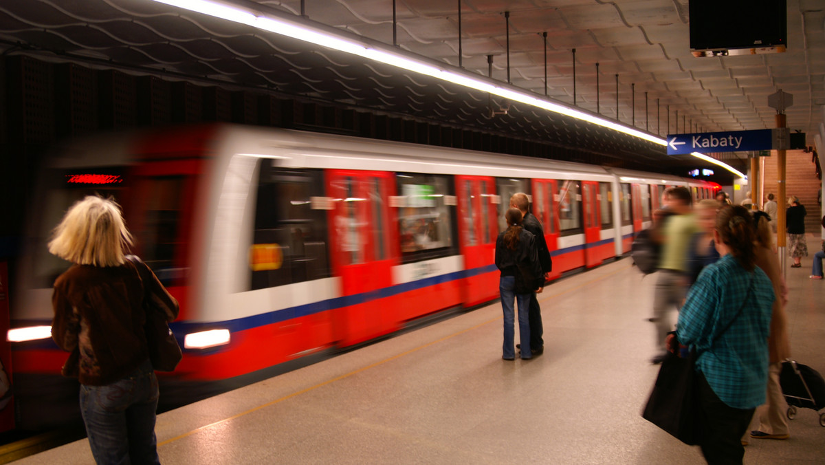 Kontroler biletów zepchnięty na szyny w warszawskim metrze