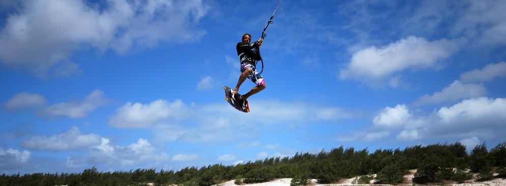 <b>Kitesurfing</b><br/> - to sport wodny, odmiana surfingu.  Dzięki specjalnemu latawcowi i desce można z łatwością wznosić się na kilka metrów w powietrze i ślizgać się na falach. We wrześniu 2008r. uznano tą dyscyplinę za najszybszy sport wodny – kitesurfer Alex Caizergues osiągnął prędkość 50.57 węzłów, czyli 93 km/h.