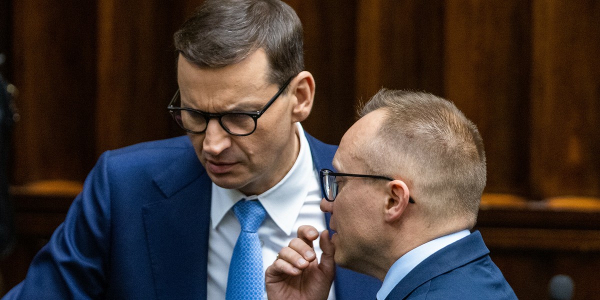 Premier Mateusz Morawiecki i wiceminister finansów Artur Soboń.