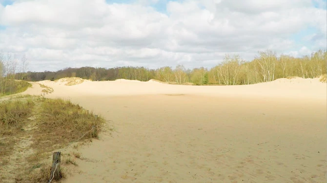 Najmniejszy kąt widzenia to 90 stopni - odpowiada w przybliżeniu małoobrazkowej ogniskowej 28 mm.