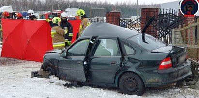 Tragiczny wypadek koło Płońska. Auto uderzyło w ogrodzenie posesji. Nie żyje jedna osoba