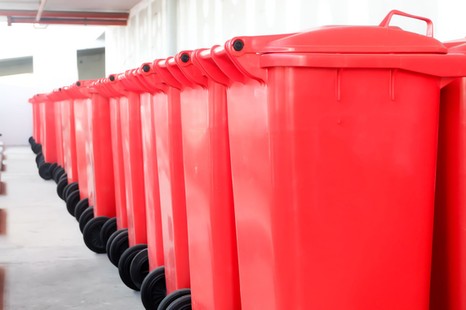 Nowe kontenery na tekstylia. Nie trzeba już będzie jeździć do PSZOK, by oddać zniszczone ubrania?