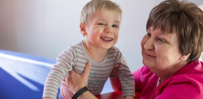 Maciuś z połową serduszka szuka rodziny!