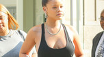 Rihanna cała na czarno z dekoltem