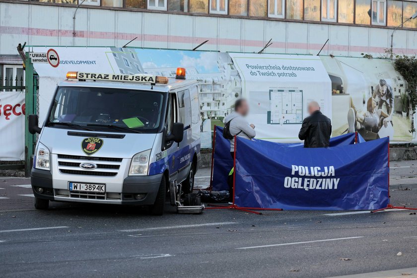 Tragedia na Bielanach. Samochód potrącił mężczyznę, który spacerował z rodziną