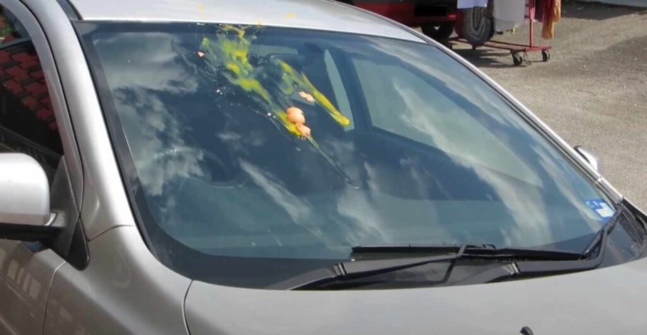 Zlodeji hodia vajíčko na čelné sklo, využijú chvíľu nepozornosti a z auta niečo ukradnú. 