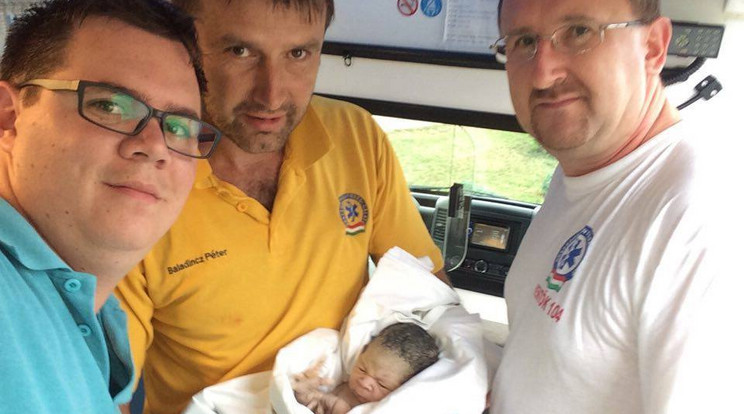 A kismama magzatvize az autóban folyt el, a csecsemőt az apuka hozta a világra, majd a mentősök látták el a kismamával együtt /Fotó: Facebook - Országos Mentőszolgálat