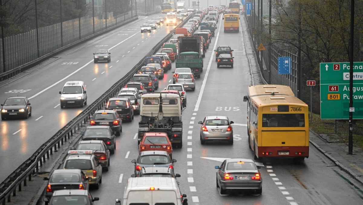 - Na Trasie Łazienkowskiej nie każda linia przyspieszona zatrzymuje się na tym samym przystanku. To jest skomplikowany układ, dlatego będziemy to porządkować - zapowiedział na antenie TVN Warszawa Dobiesław Kadloff, kierownik sekcji marszrutyzacji ZTM.