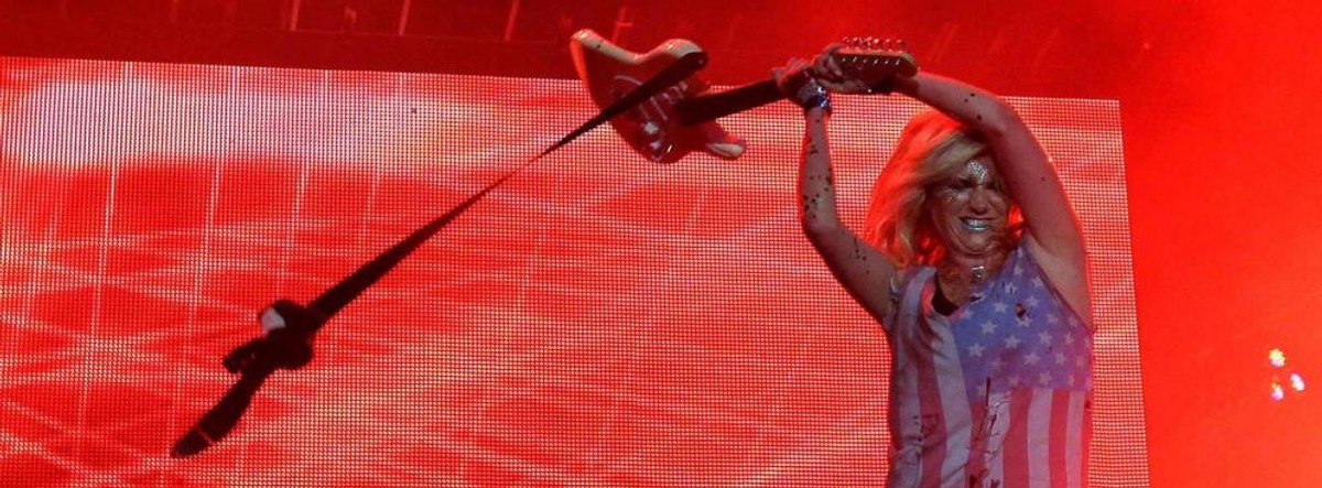 "Ona jest rewelacyjna pod każdym względem!" - chwali młodszą koleżankę rockman.