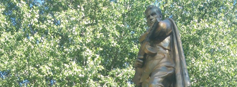 Pomnik Bohaterów Wielkiej Wojny Ojczyźnianej 1941–1945. Tak w sowieckiej tradycji jest określana II wojna światowa, choć współczesna Ukraina woli odchodzić od dotychczasowej nazwy i ram czasowych konfliktu. Pod pomnikiem tradycyjnie powinien płonąć wieczny ogień. W Lisiczańsku został wygaszony.