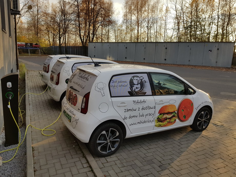 Skoda Citygo-e iV доставляет блюда Михидерки
