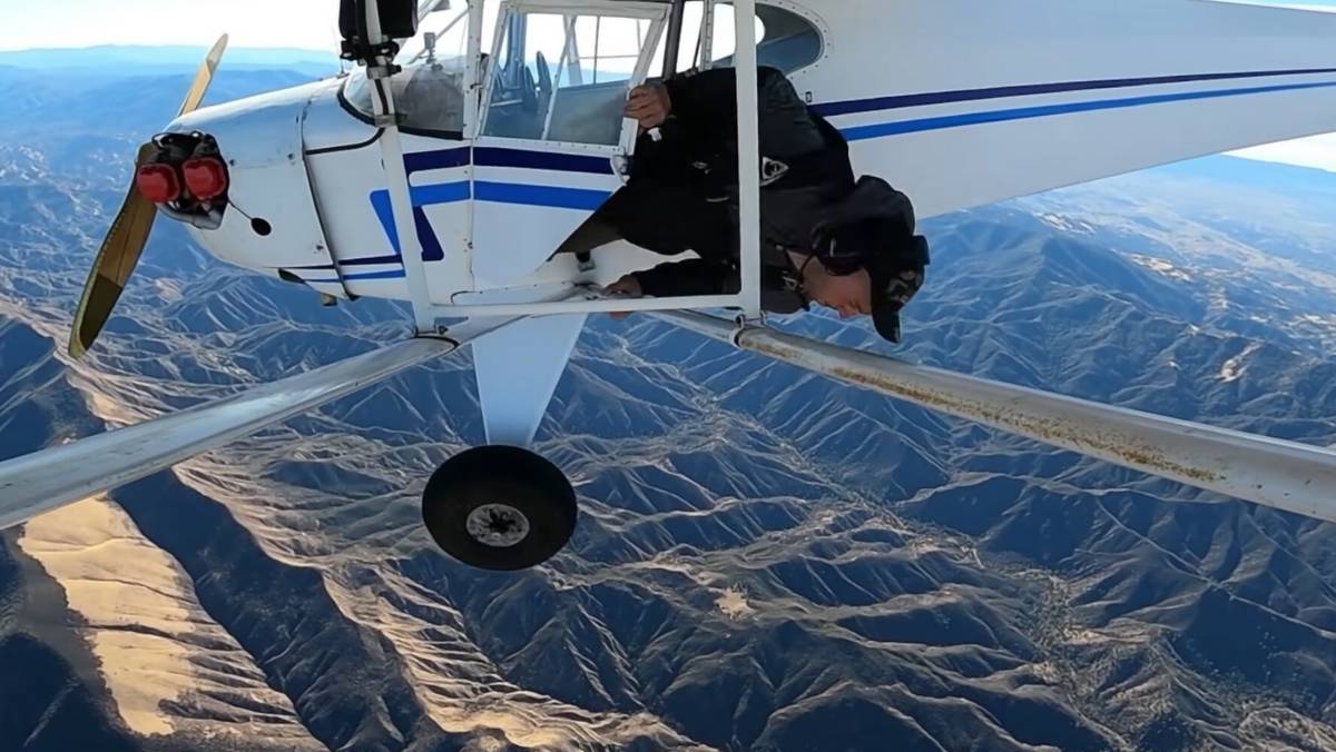 Trevor Jacob wyskakujący z samolotu