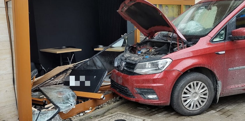 Groźny wypadek w Ełku. Kierowca wjechał w restaurację. Ranna kobieta i dziecko