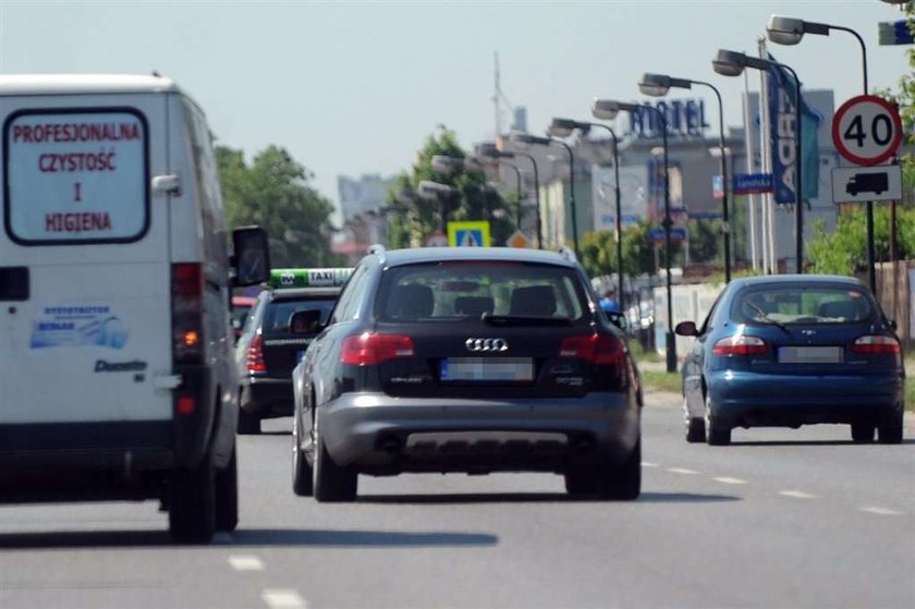 Kto pali więcej? Limuzyna czy Drzewiecki?