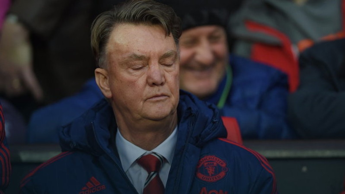 Angielscy bukmacherzy wycofują zakłady na to, że Louis van Gaal za chwilę straci pracę w Manchesterze United. Nic już nie obroni Holendra, skoro on sam porażkę ze Stoke tłumaczy… wiatrem. Hiszpańskie media są pewne: w przyszłym tygodniu na Old Trafford zamelduje się Jose Mourinho.