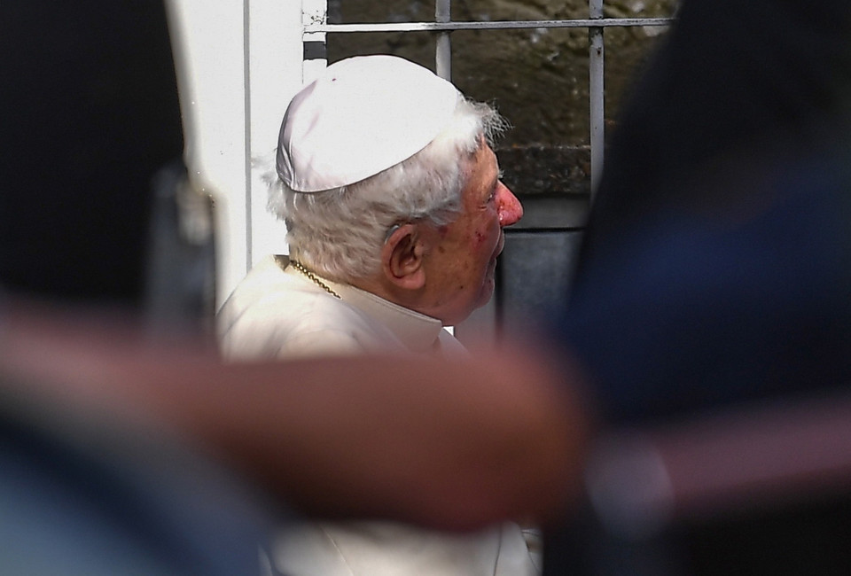 Benedykt XVI przybywa do swojego brata