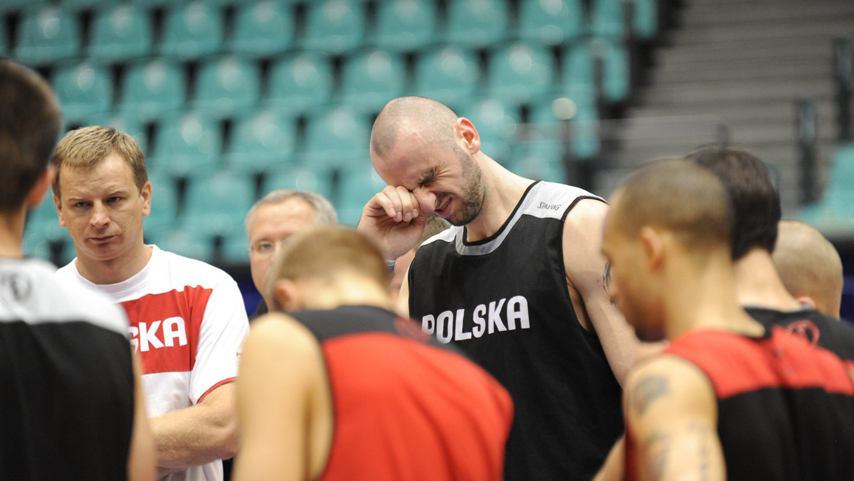 Wprawdzie nasi koszykarze nie chcieli rozmawiać po niedzielnym treningu, ale za to rozmowny - jak zwykle - był Radosław Czerniak, asystent Muliego Katzurina, trenera reprezentacji Polski, który jest odpowiedzialny za rozpracowywanie rywali na EuroBaskecie.
