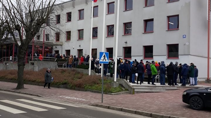 Wielu z nich koczowało na zmianę całą noc, od wczorajszego popołudnia, od godz. 15.