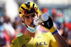 Julian Alaphilippe wziął bidon 17 km przed metą. Złamał przepisy