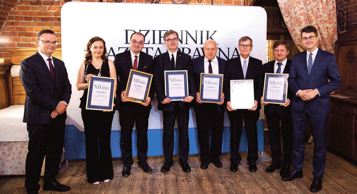 Laureaci XII Rankingu Wydziałów Prawa z redaktorem naczelnym DGP Krzysztofem Jedlakiem i wiceministrem nauki i szkolnictwa wyższego Piotrem Müllerem. Fot. Wojtek Górski