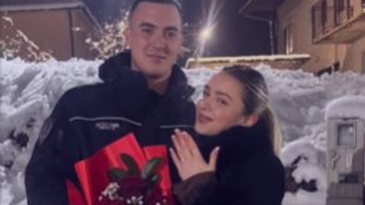 Pripadnik Uprave granične policije na Badnje veče zaprosio svoju izabranicu 