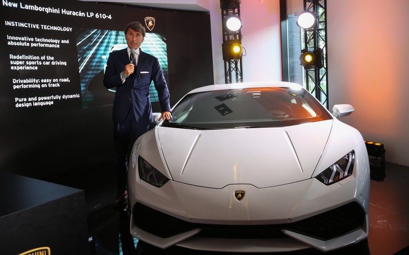 Podczas otwarcia salonu odbyła się też polska premiera modelu Huracan LP 610-4. Cena jaką trzeba będzie zapłacić za ten model w Polsce nie jest jeszcze znana, ale ceny wyjściowe modeli samochodów Lamborghini kształtują się od 1,1 do 1,8 mln zł.<br><b>Na zdjęciu:</b>Prezes Automobili Lamborghini - Stephan Winkelmann (L), podczas konferencji prasowej w warszawskim salonie Lamborghini podczas premiery modelu Huracan LP 610-4. <br><br>(mr) PAP/Rafał Guz