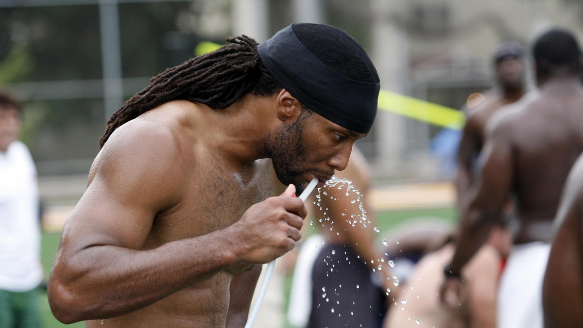 Larry Fitzgerald zaakceptował warunki nowej umowy z zespołem Arizona Cardinals. Suma zarobków zawodnika za całe osiem lat wyniesie 120 milionów dolarów.