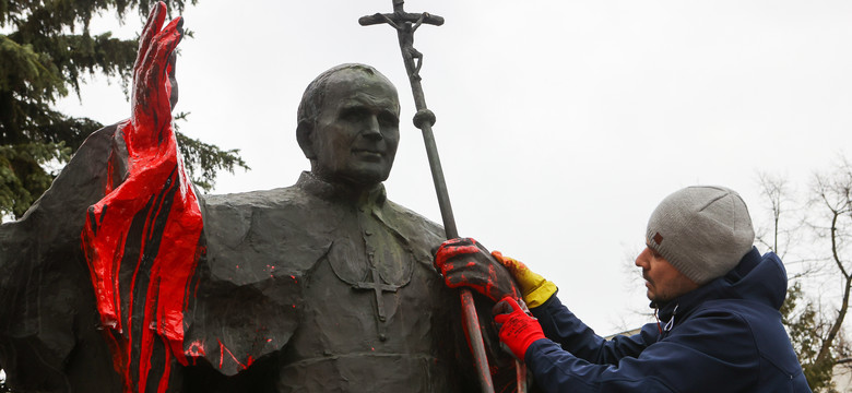Policja zatrzymała mężczyznę w związku ze zniszczeniem pomnika papieża