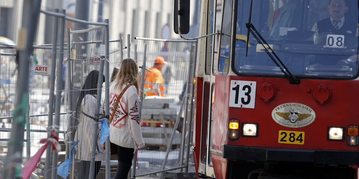 ciasno na ul. 3 Maja w Katowicach, tramwaje mogą potrącić pieszych mwajami