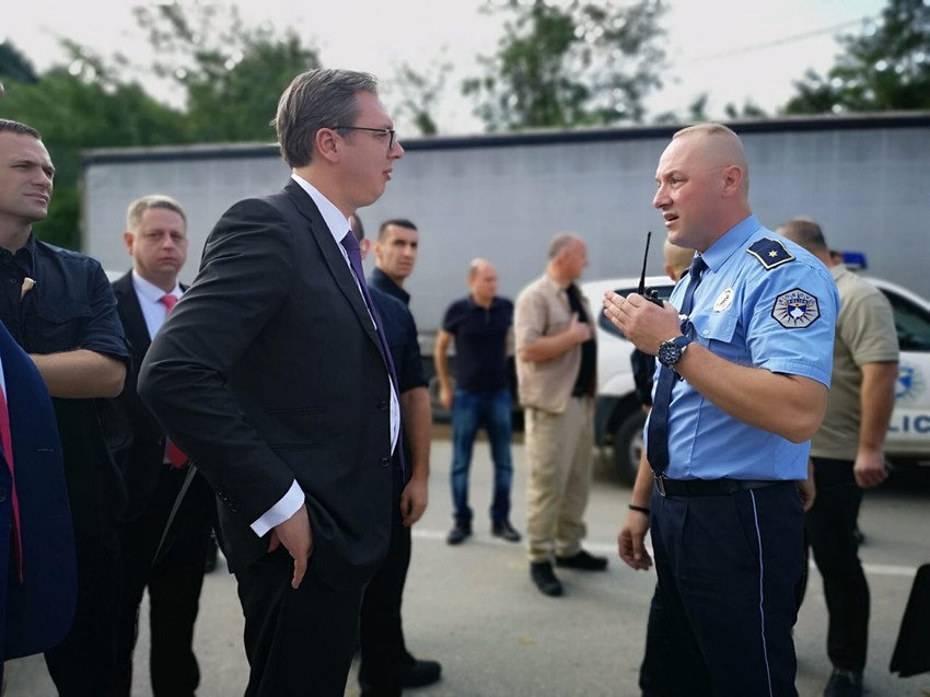 Vučić se raspravlja sa albanskim policajcima