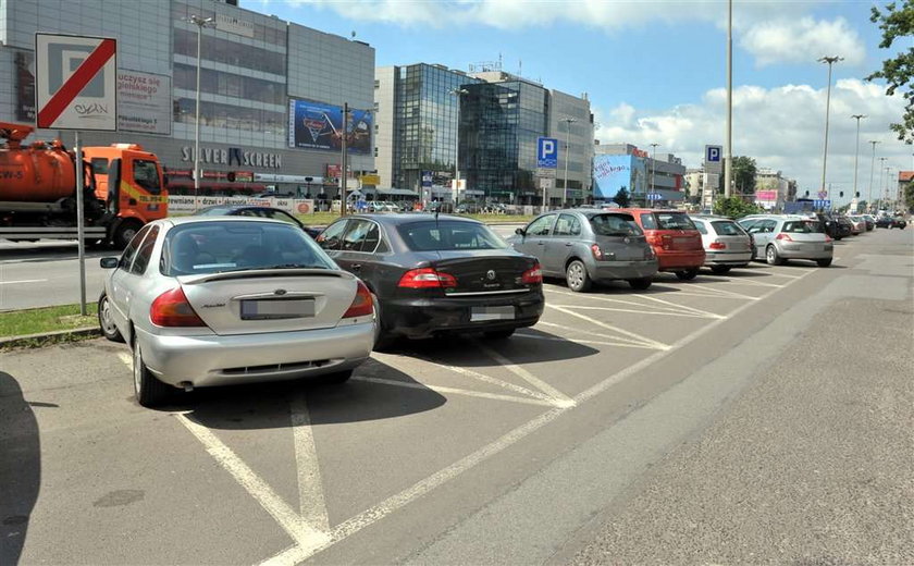 Urzędnicy płacą grosze za parking