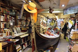Nietypowa księgarnia w Wenecji, gdzie książki trzymane są... w łodzi