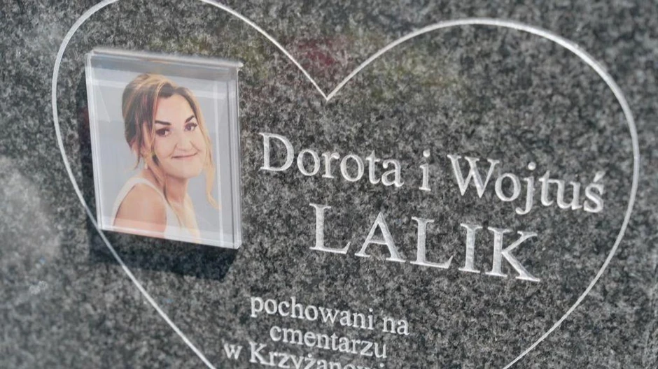 Na spomeniku na groblju nedaleko od bolnice gde je Dorotona preminula je uklesano njeno i ime bebe | Foto: BBC