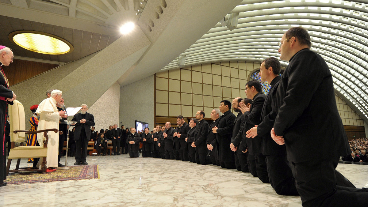 Podczas sobotniej audiencji dla 7 tys. przedstawicieli Drogi Neokatechumenalnej Stolica Apostolska zaaprobowała jej specyficzną liturgię, a Benedykt XVI wyśle 18 nowych misji "ad gentes" na całym świecie.