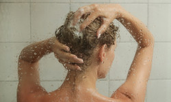 Fryzjerzy polecają trzykrotne mycie włosów! To nowy hit w pielęgnacji