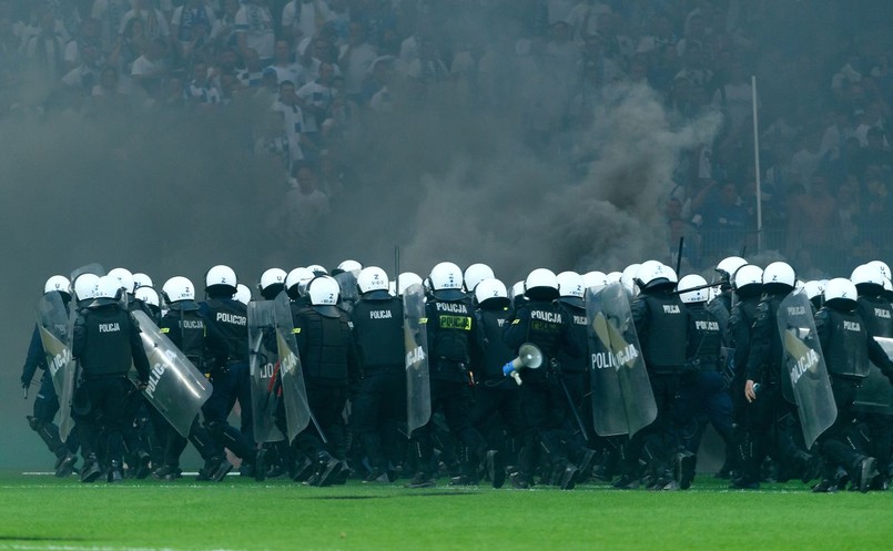 Mecz Lecha Poznań z Legią Warszawa został przerwany z powodu niewłaściwego zachowania miejscowych kibiców przy stanie 2:0 dla gości.